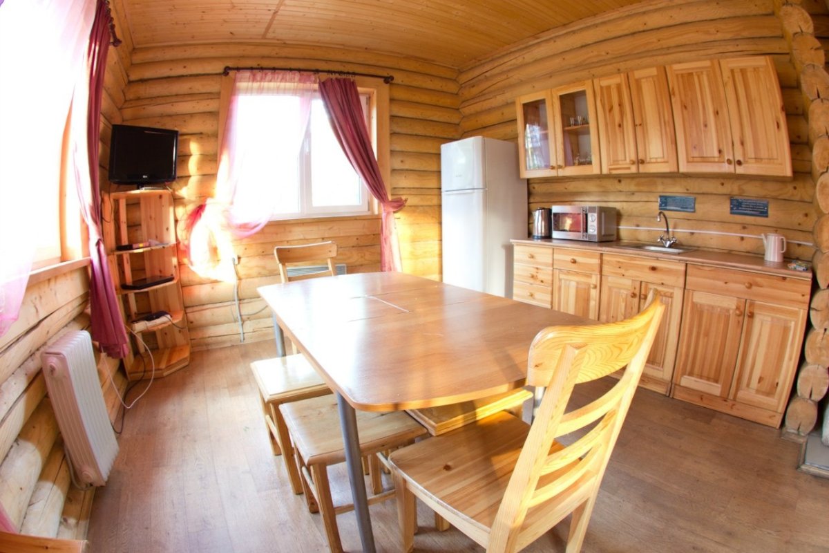 Комната отдыха в бане на высоком цоколе