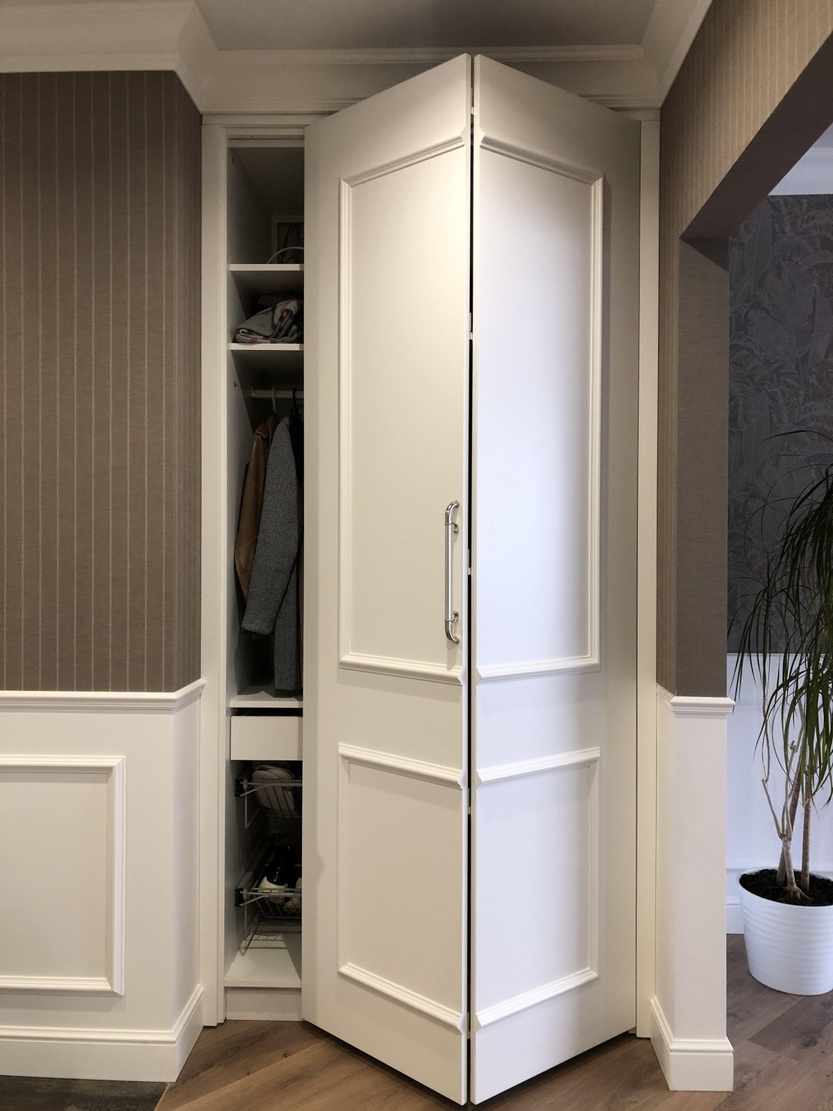 Шкаф в прихожую со складными дверями