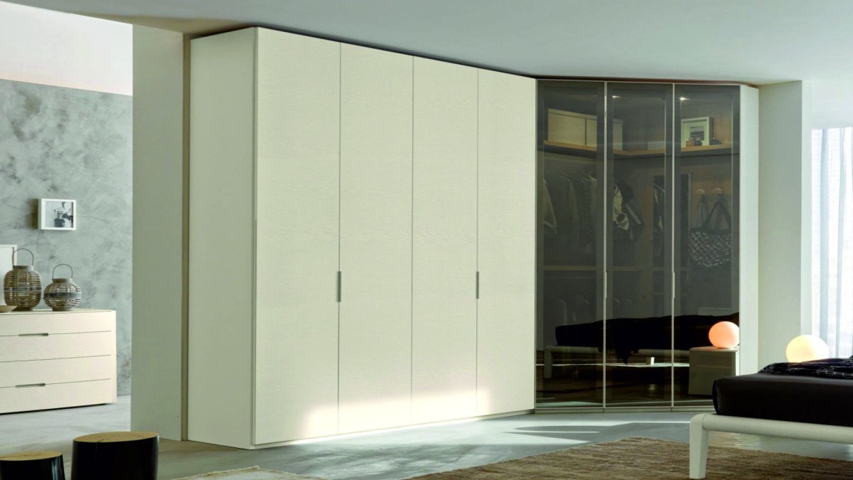Распашной шкаф в спальню