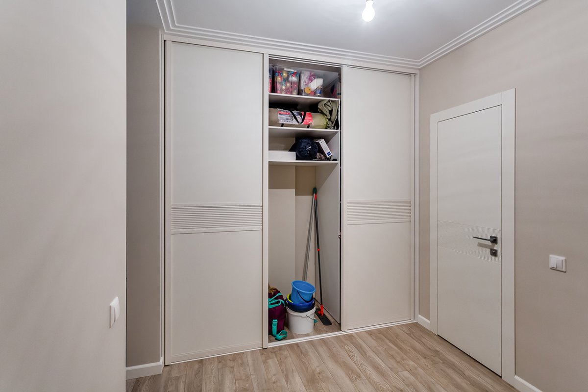 Встроенный шкаф в прихожей с распашными дверями