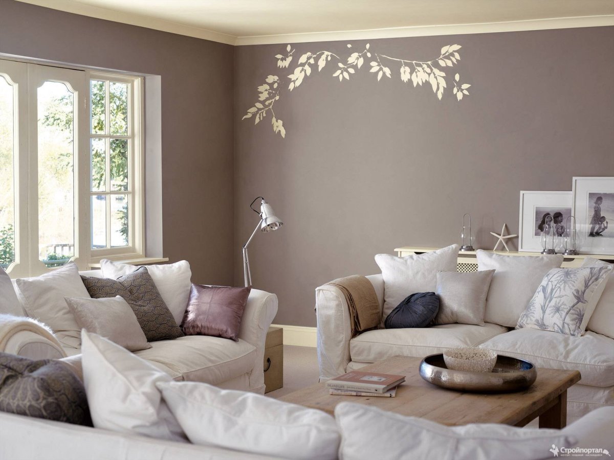 Однотонные стены в интерьере гостиной