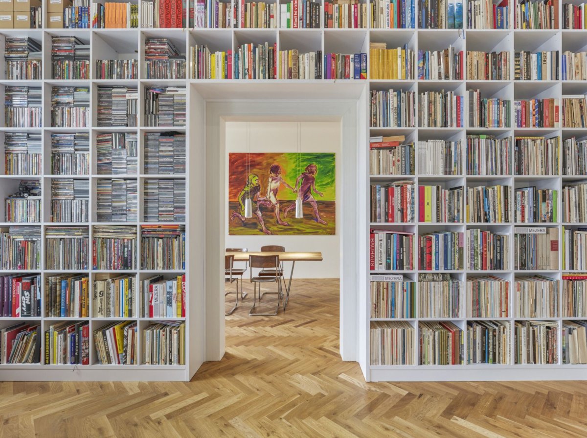 Комната с книжными полками