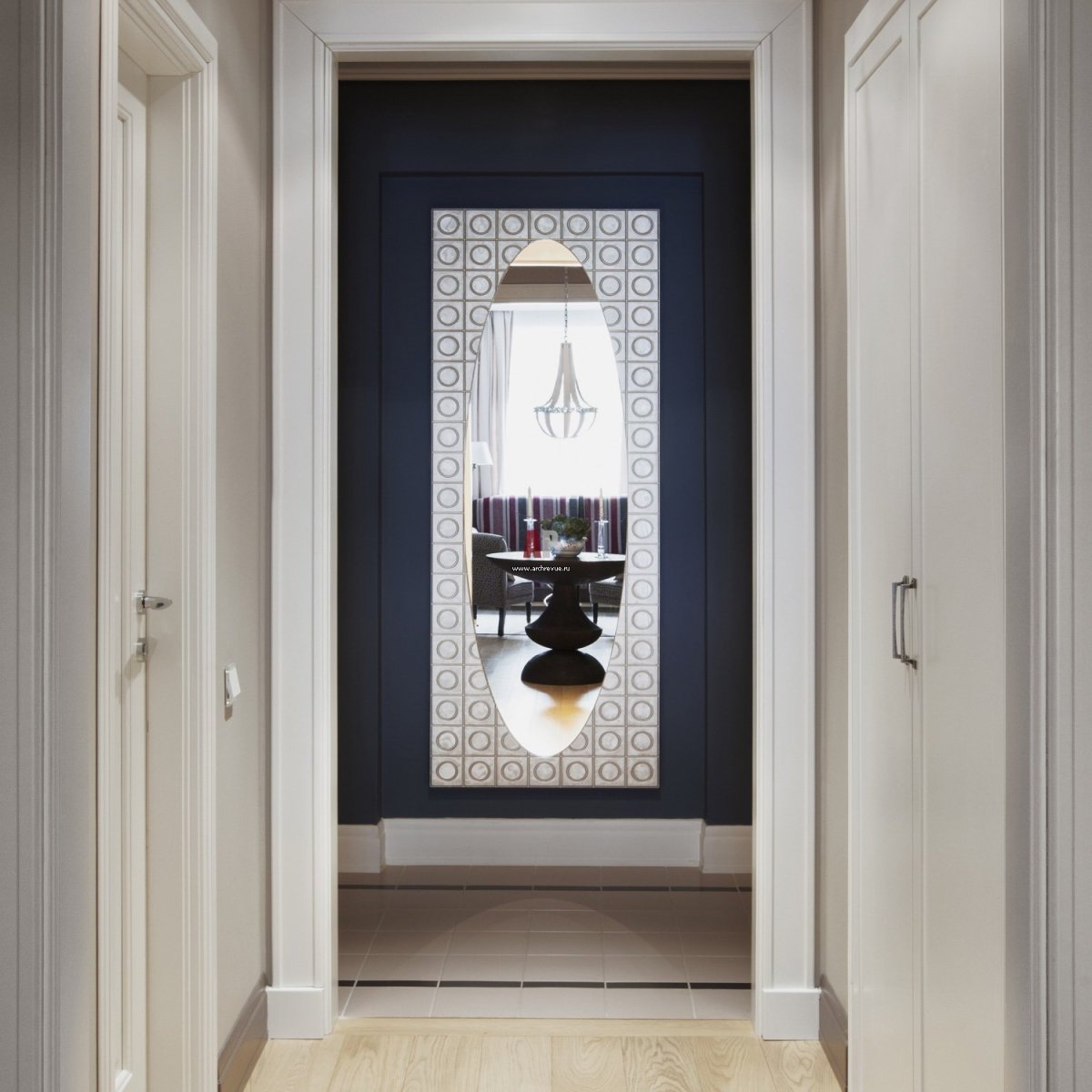 Зеркало напротив входной двери