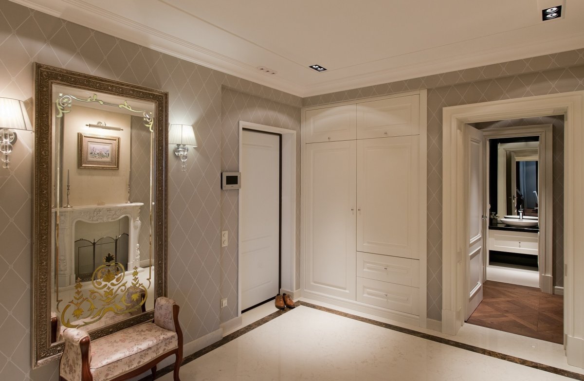 Плитка на стене в прихожей