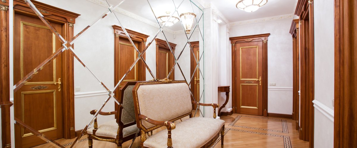 Освещение в коридоре в классическом стиле