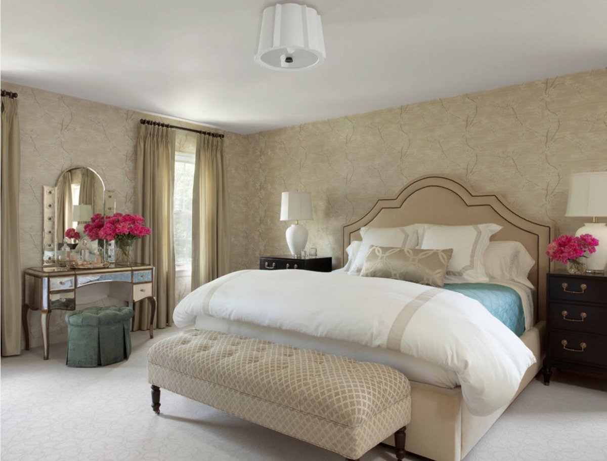 Бежевая спальня с фотообоями