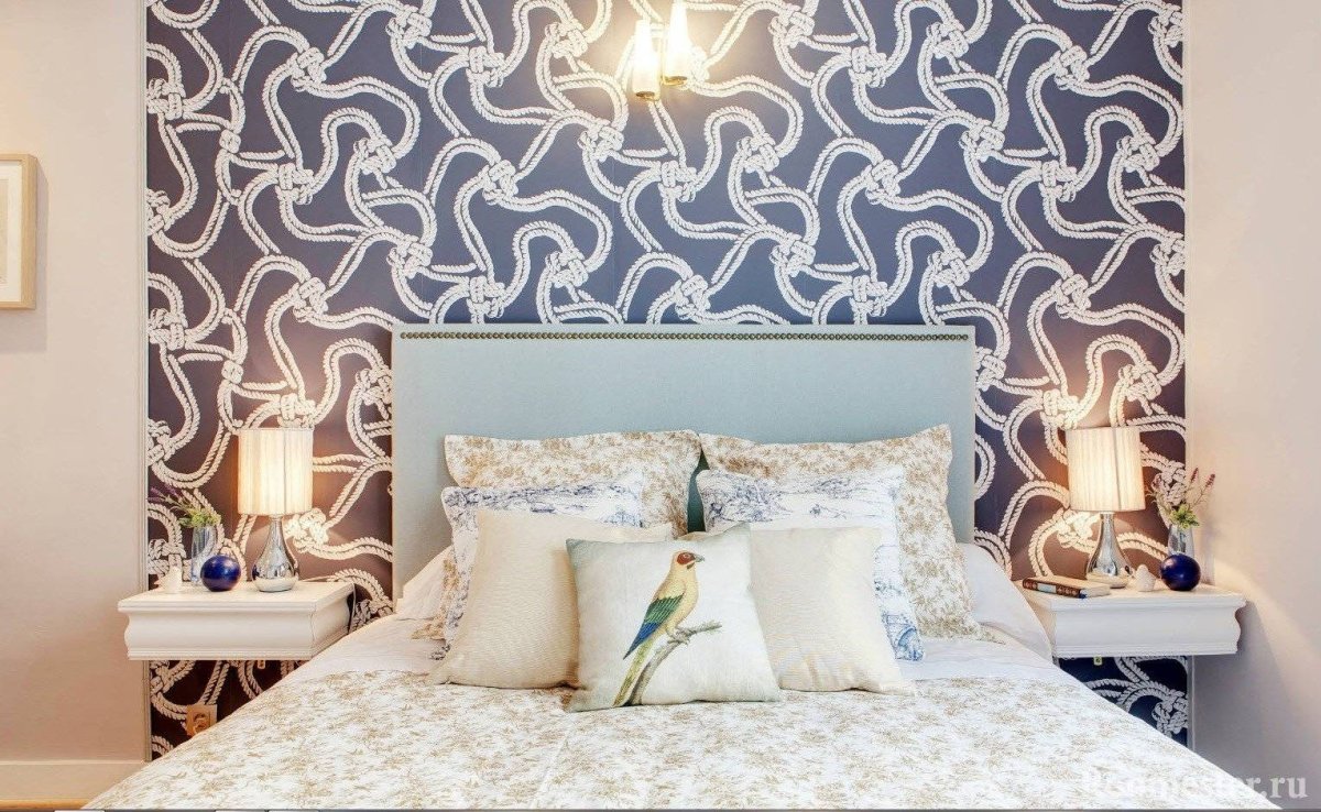 Панно над кроватью в спальне