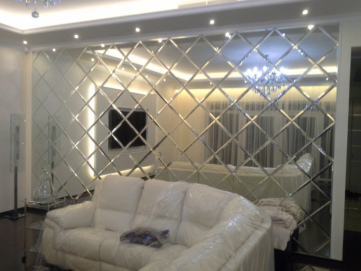 Зеркальное панно в коридоре