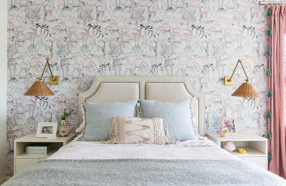 Перья в интерьере спальни