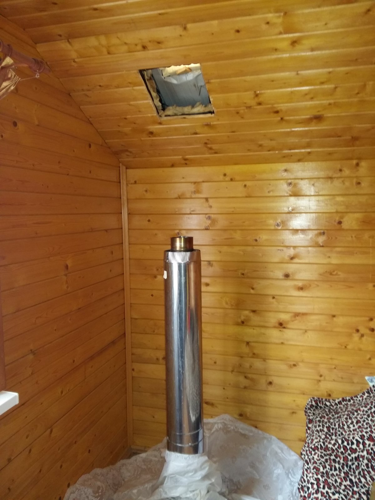 Мансардная комната с камином