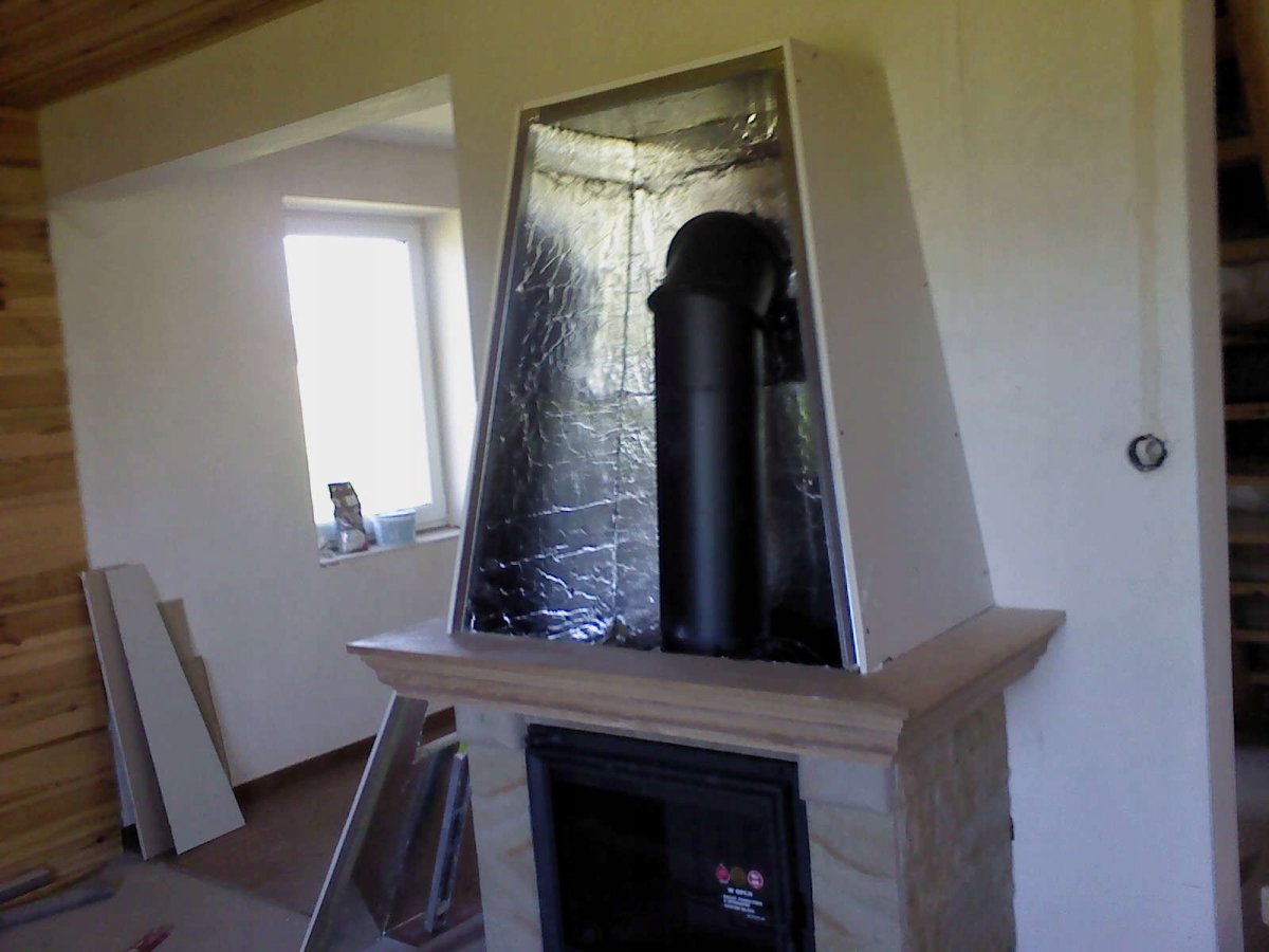 Отделка трубы на мансарде