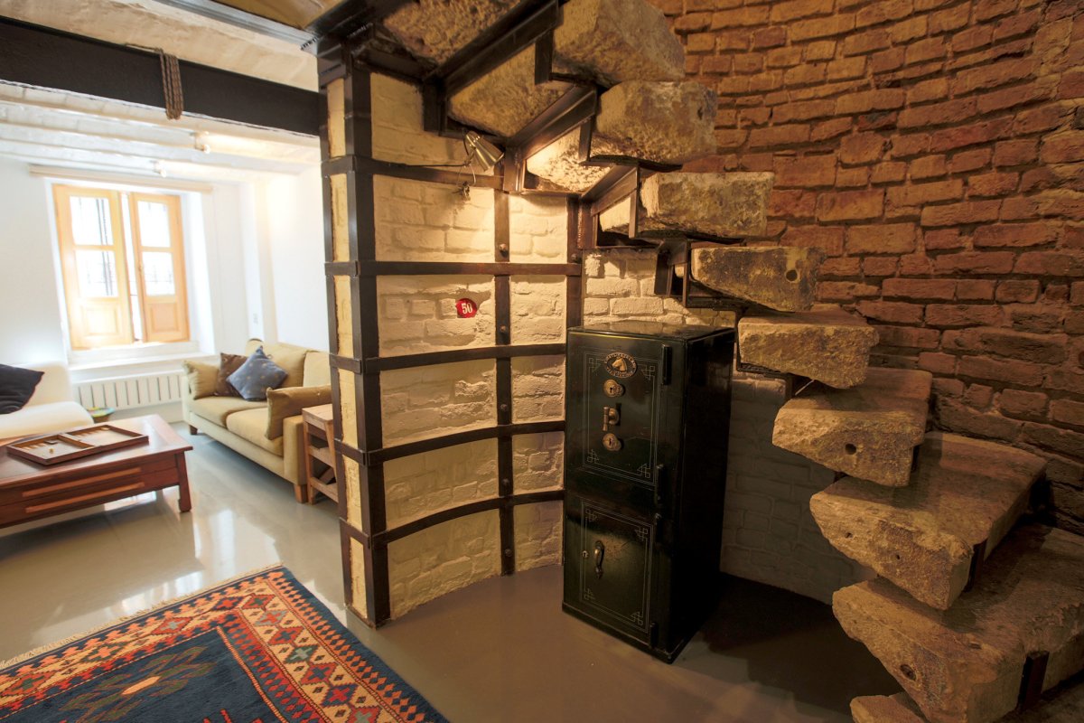 Отделка дымохода на втором этаже