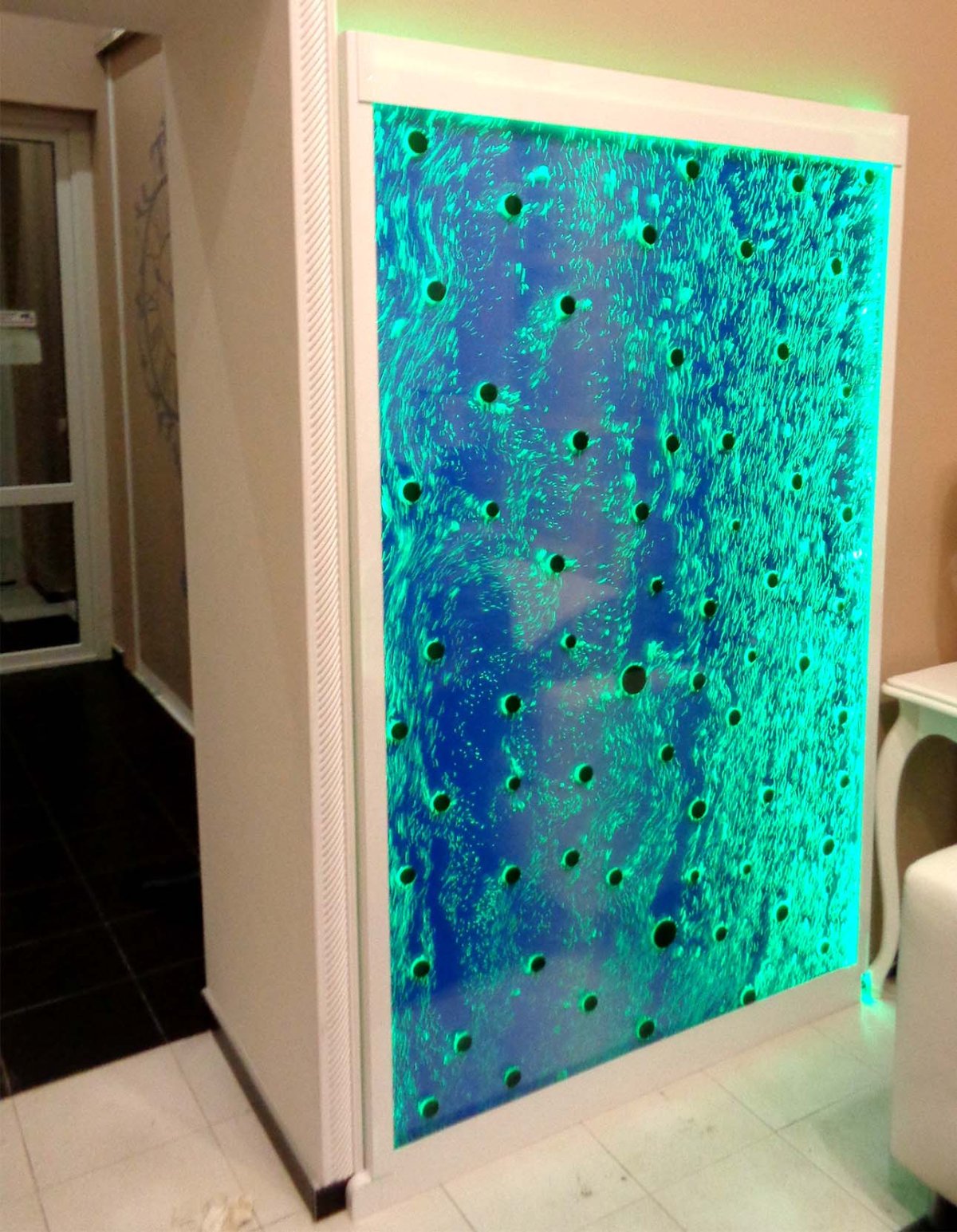 Воздушно пузырьковая колонна в интерьере