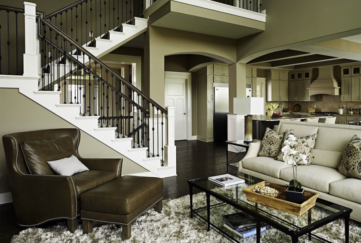 Интерьер гостиной с лестницей