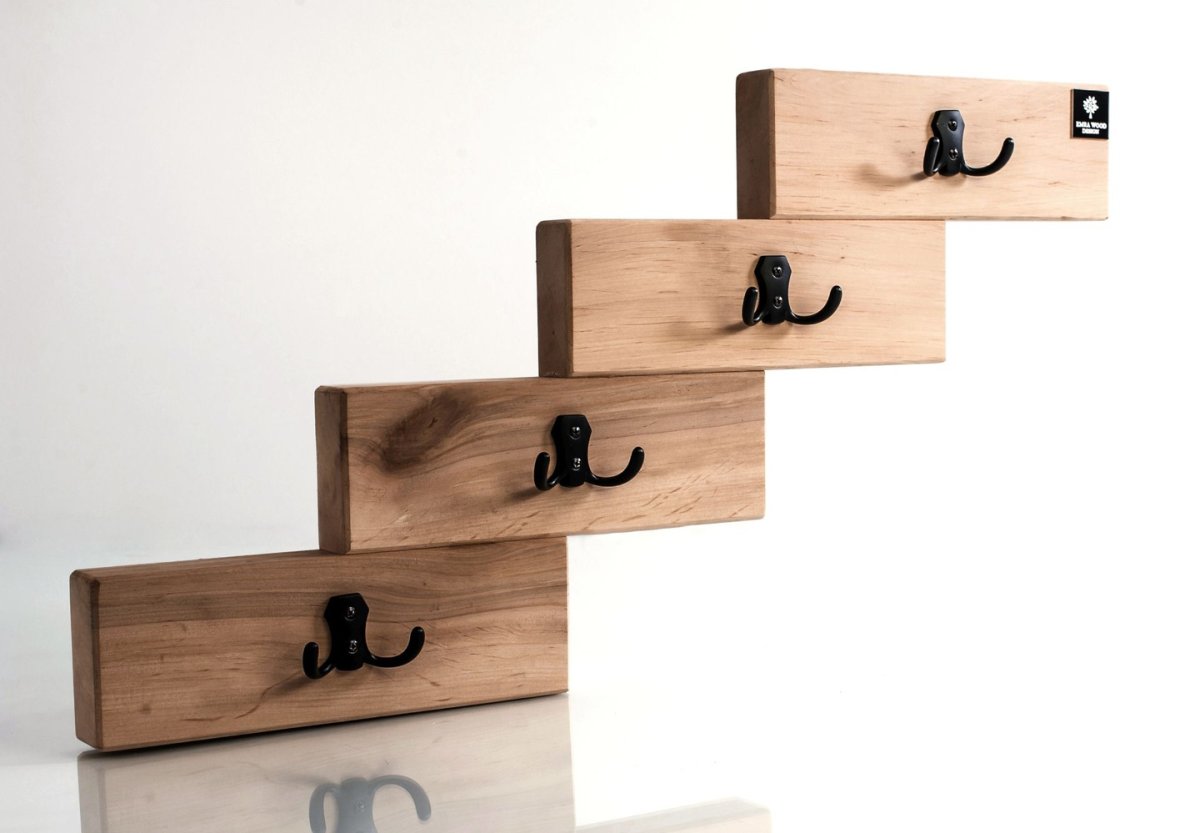 Деревянные рейки вешалки в прихожую