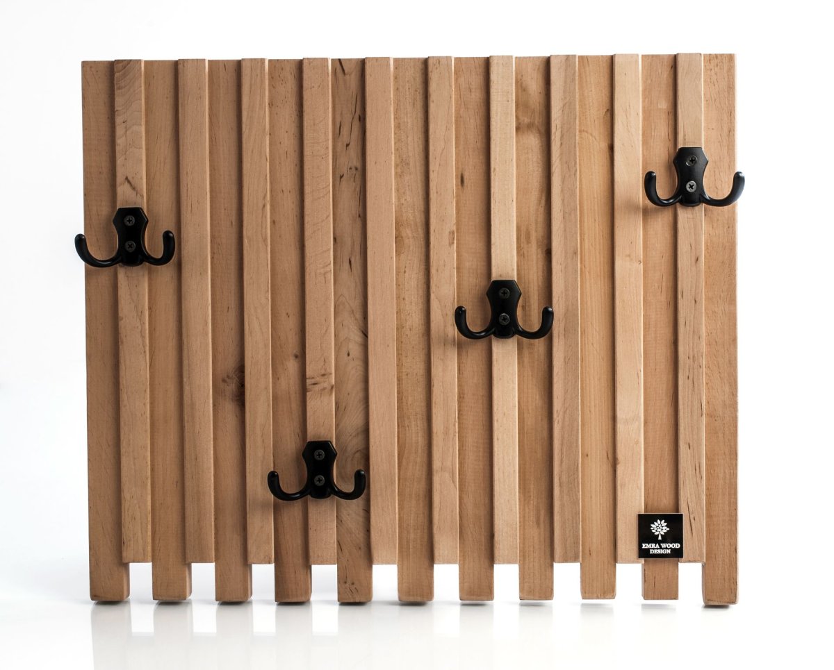 Вешалка из досок в прихожую