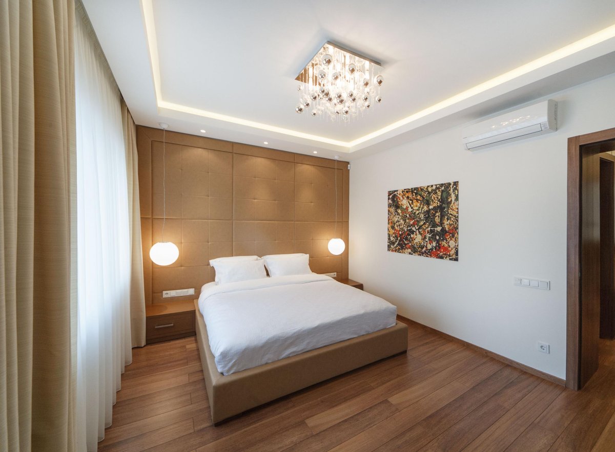 Розетки над прикроватной тумбочкой