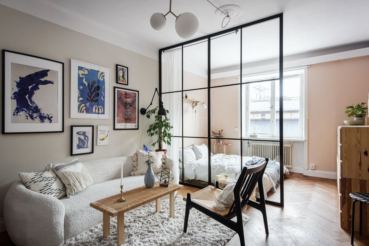 Гостиная за стеклянной перегородкой