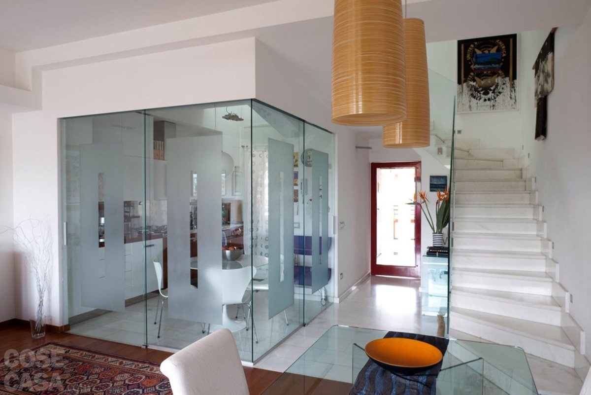 Стеклянная перегородка в спальне