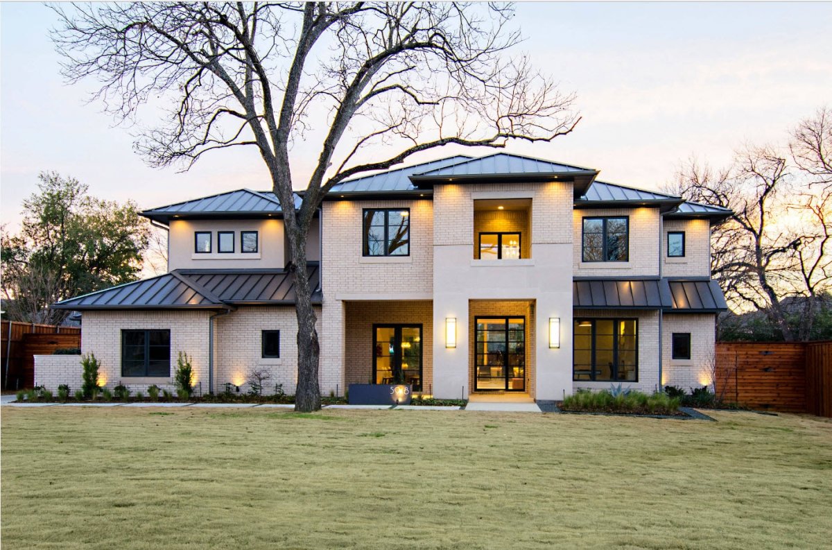 Красивый двухэтажный дом