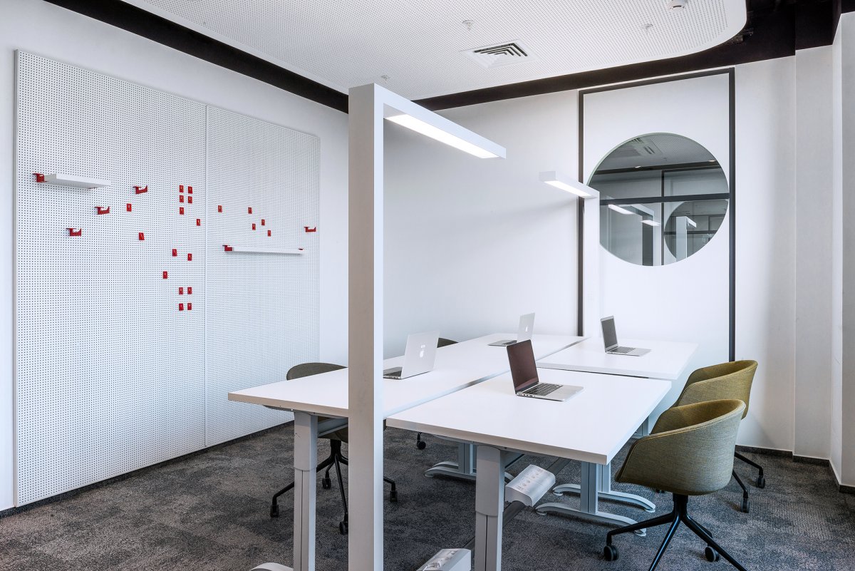 Ресепшн в офисе в стиле хайтек