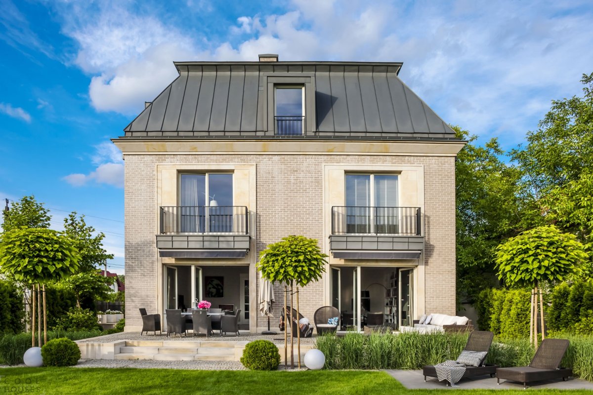 Красивый двухэтажный дом