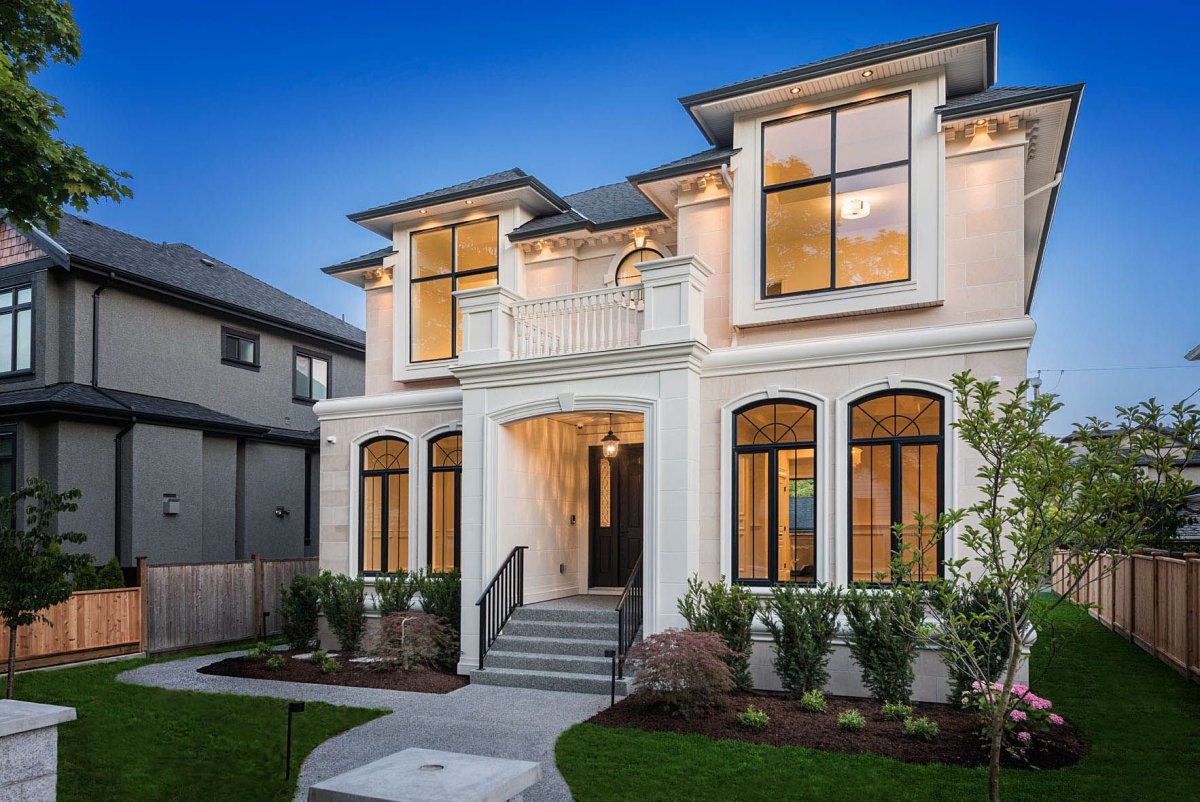 Фасады двухэтажных домов