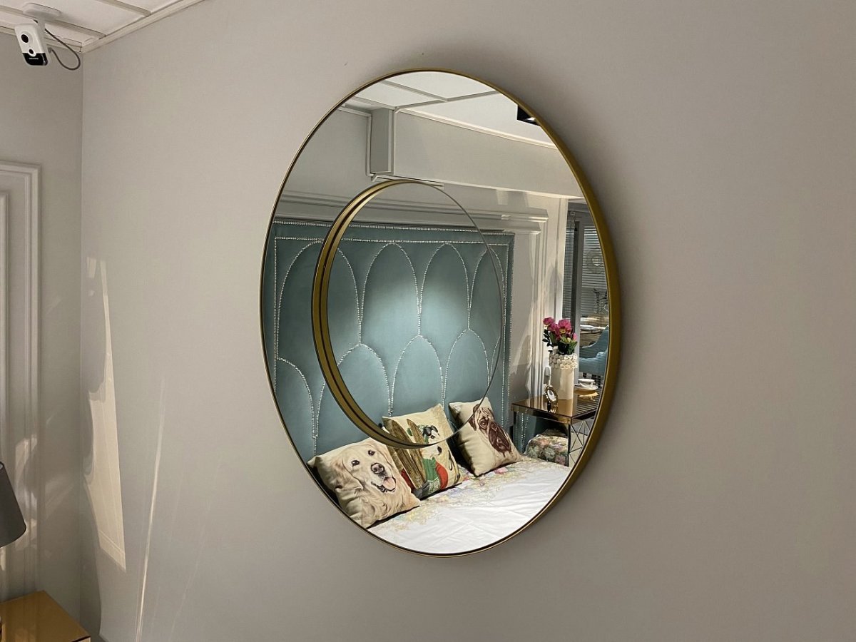 Три круглых интерьерных зеркала в прихожей