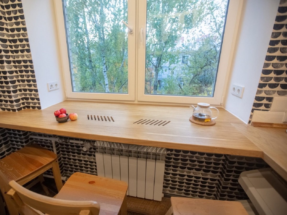 Компьютерный стол у окна