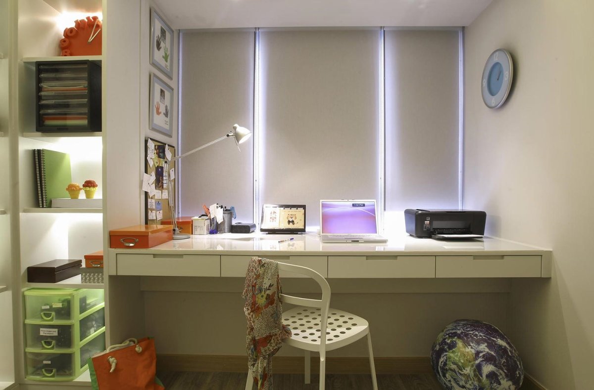 Письменный стол под окном