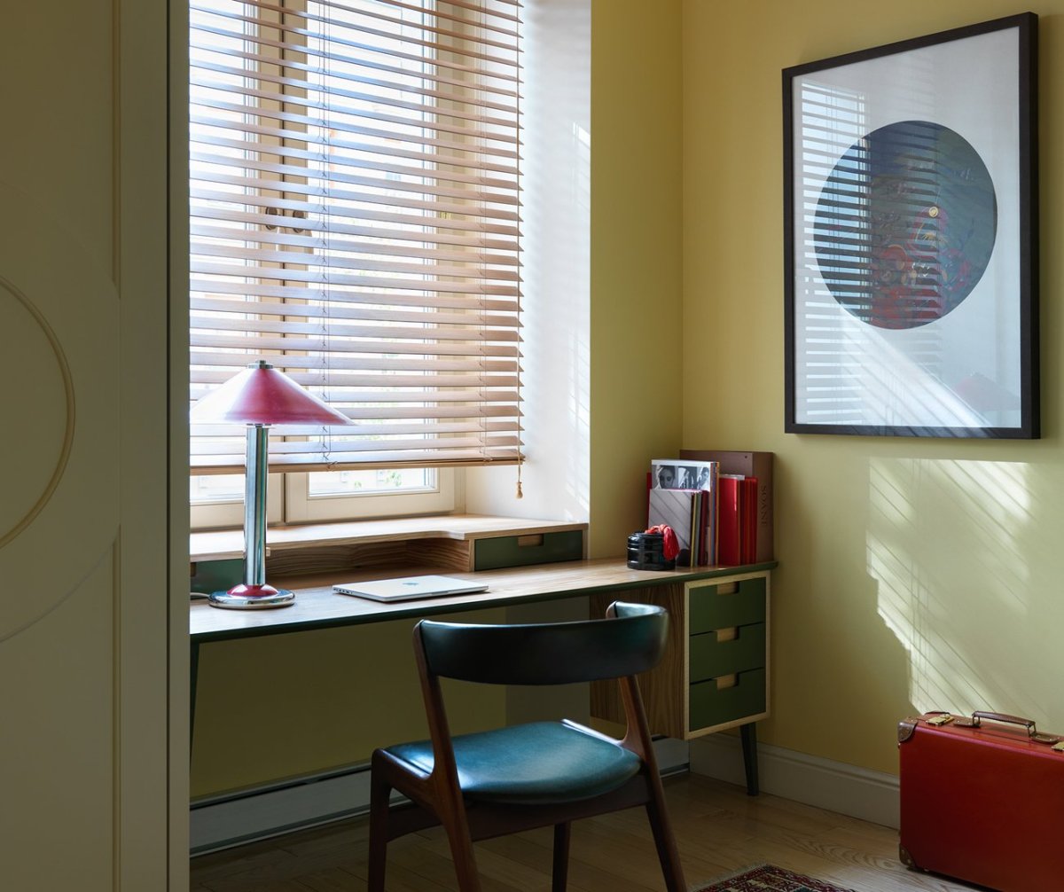 Стол-подоконник в комнате