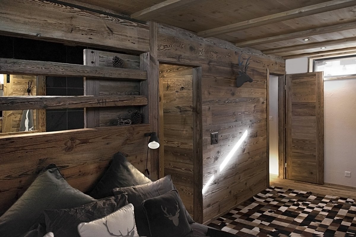 Как обновить брус внутри дома