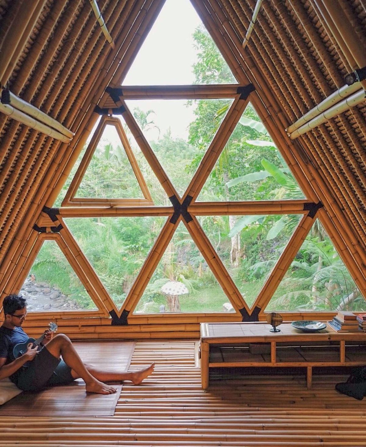 Дом шалаш из бамбука