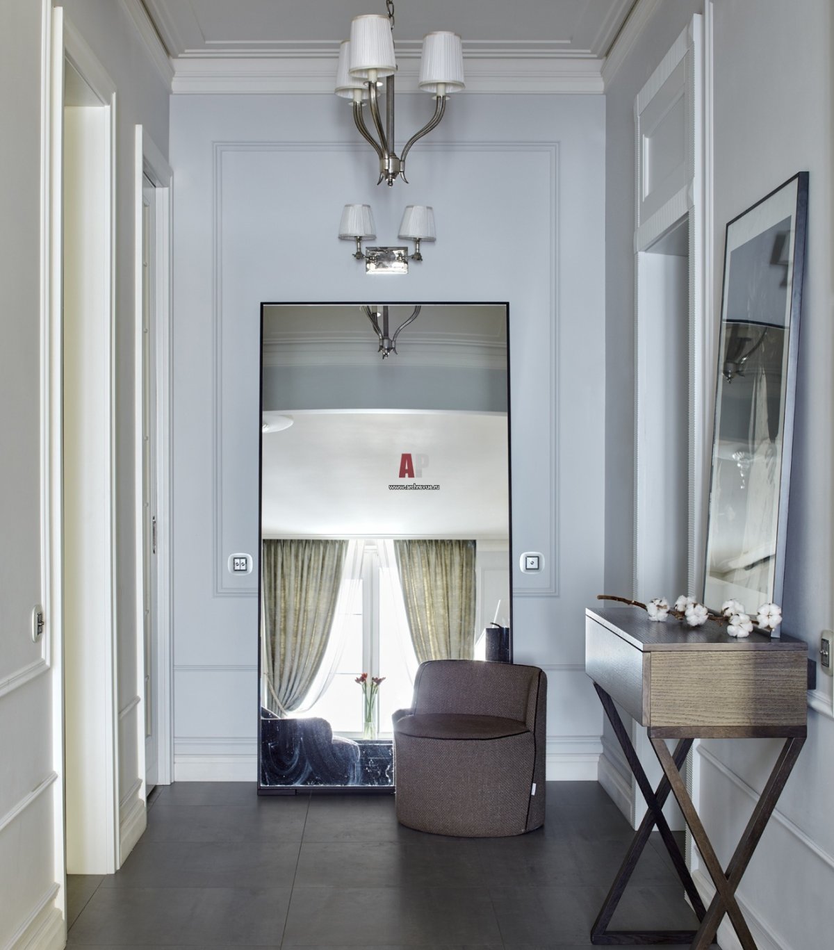 Прихожая в неоклассическом стиле