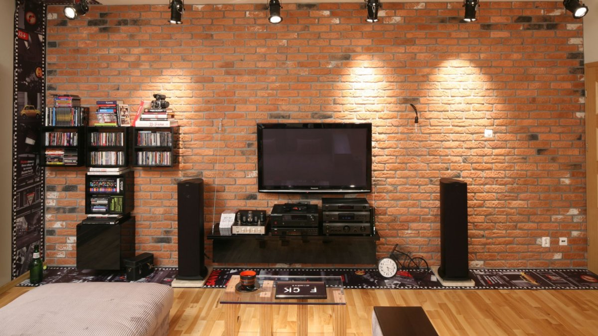 Телевизор на кирпичной стене