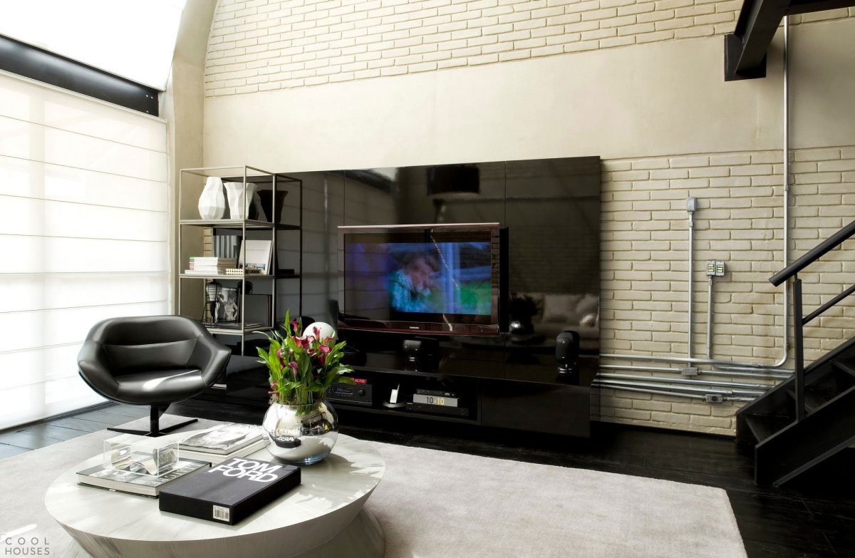 Телевизор в гостиной в стиле лофт