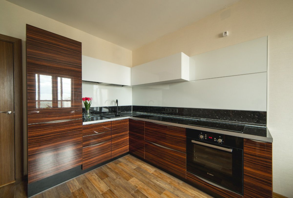 Серый ламинат на стене кухни