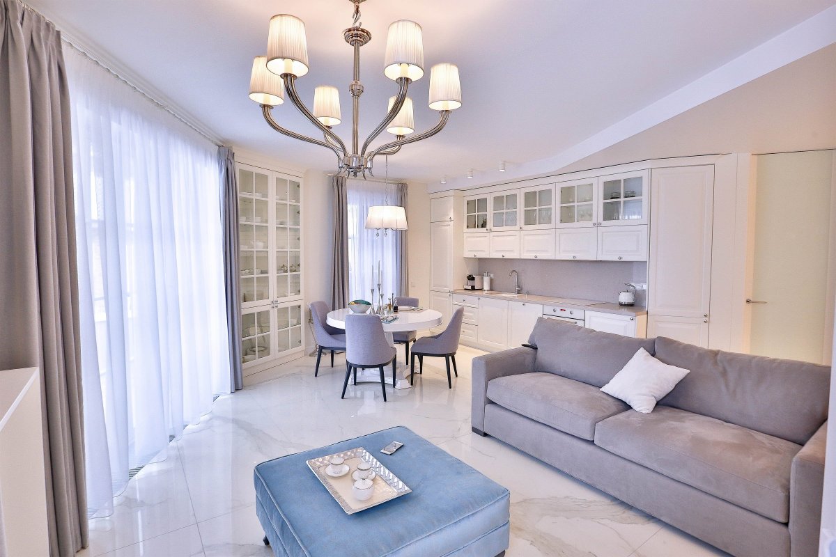 Зал в белом цвете