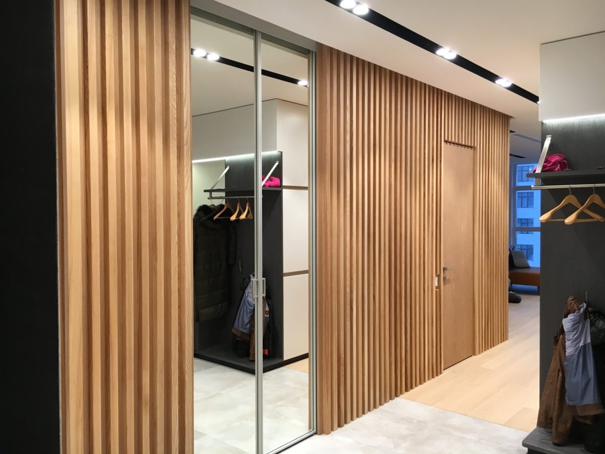 Шкаф с вертикальными рейками