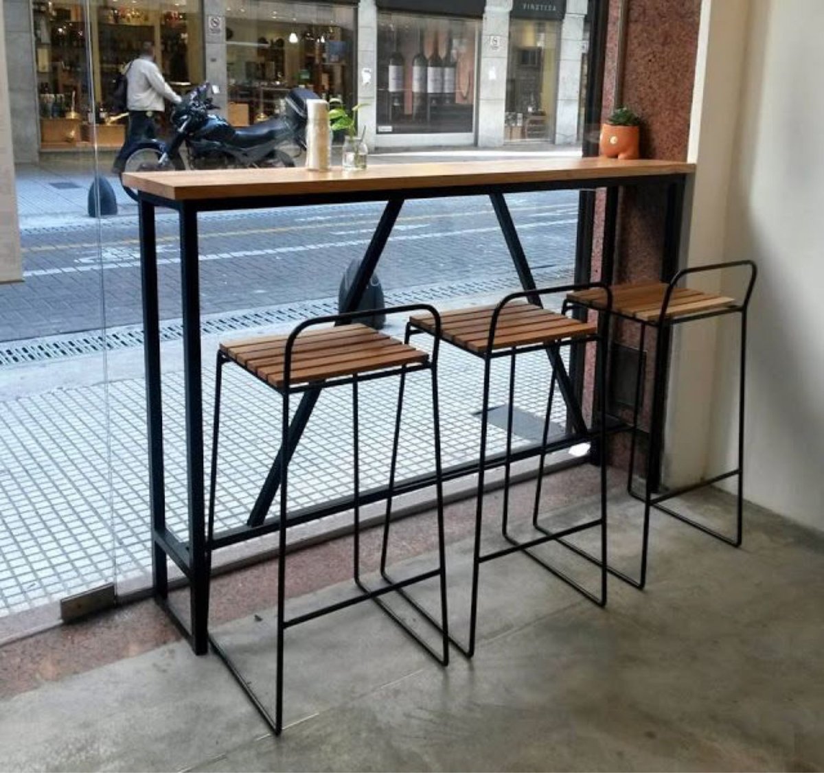 Барная стойка на металлическом каркасе