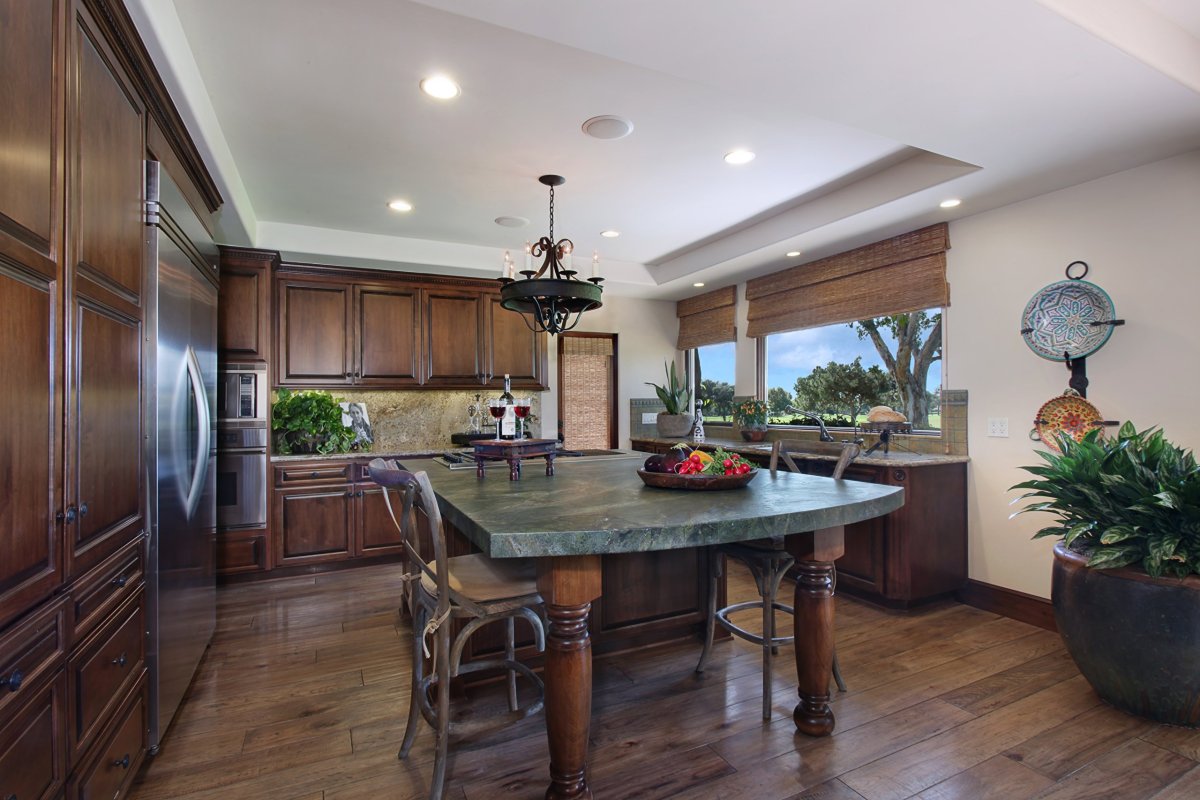 Столовая в частном доме