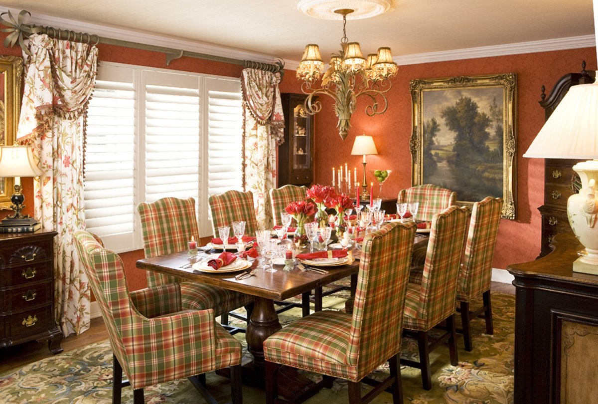 Столовая комната с интерьером