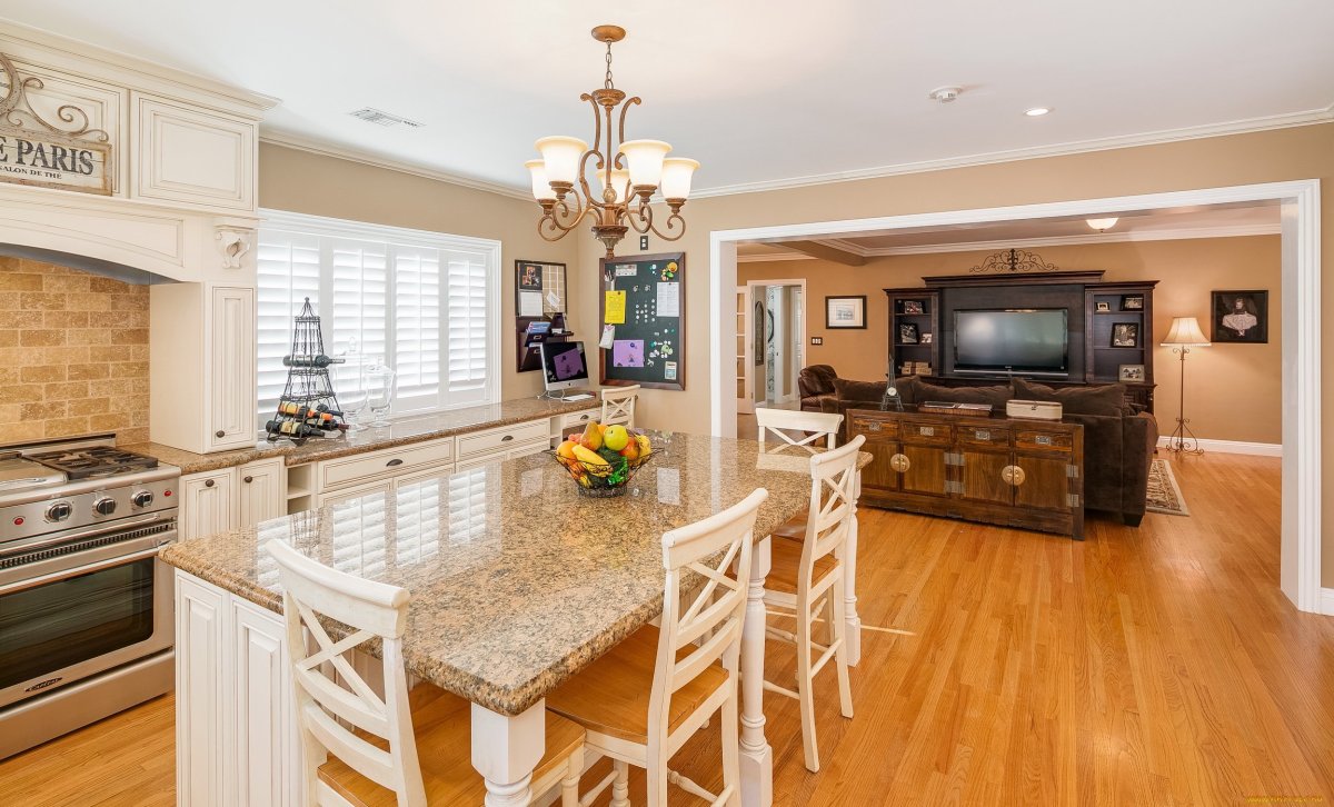 Круглый стол в интерьере