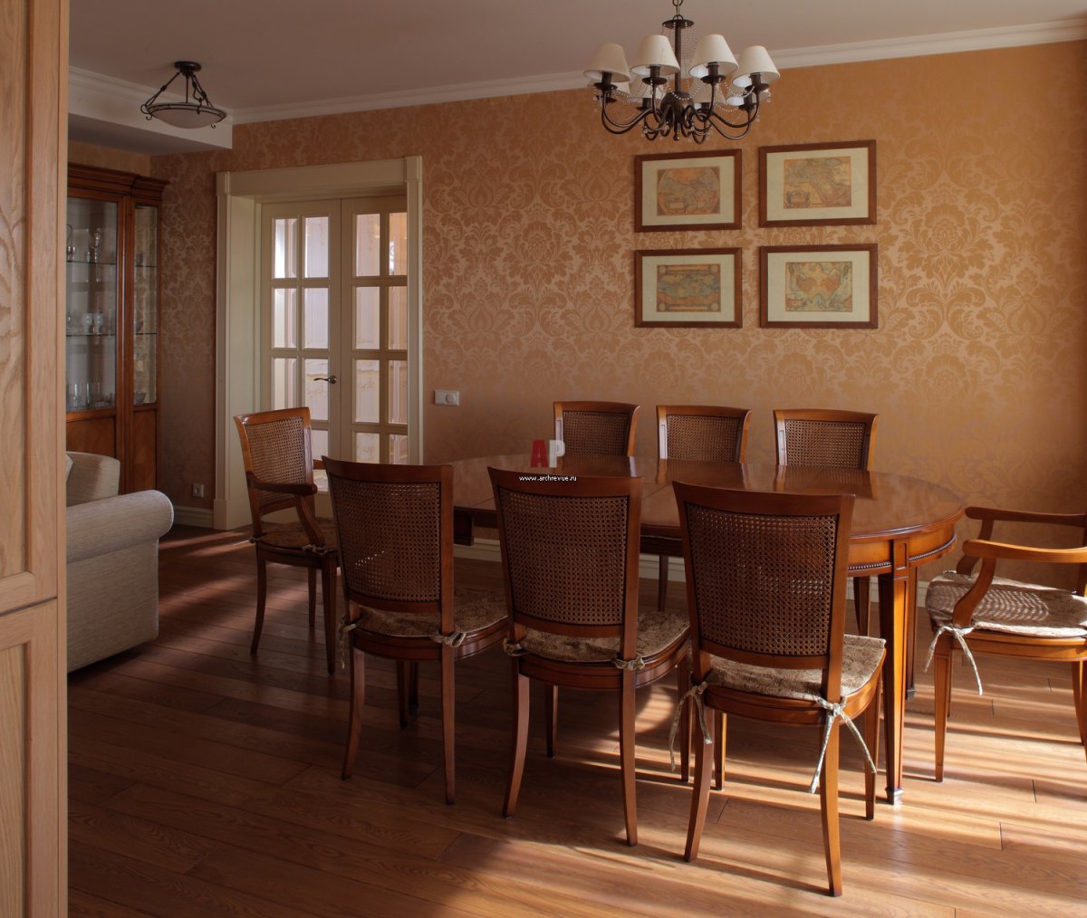 Бежевый интерьер столовой Неоклассика