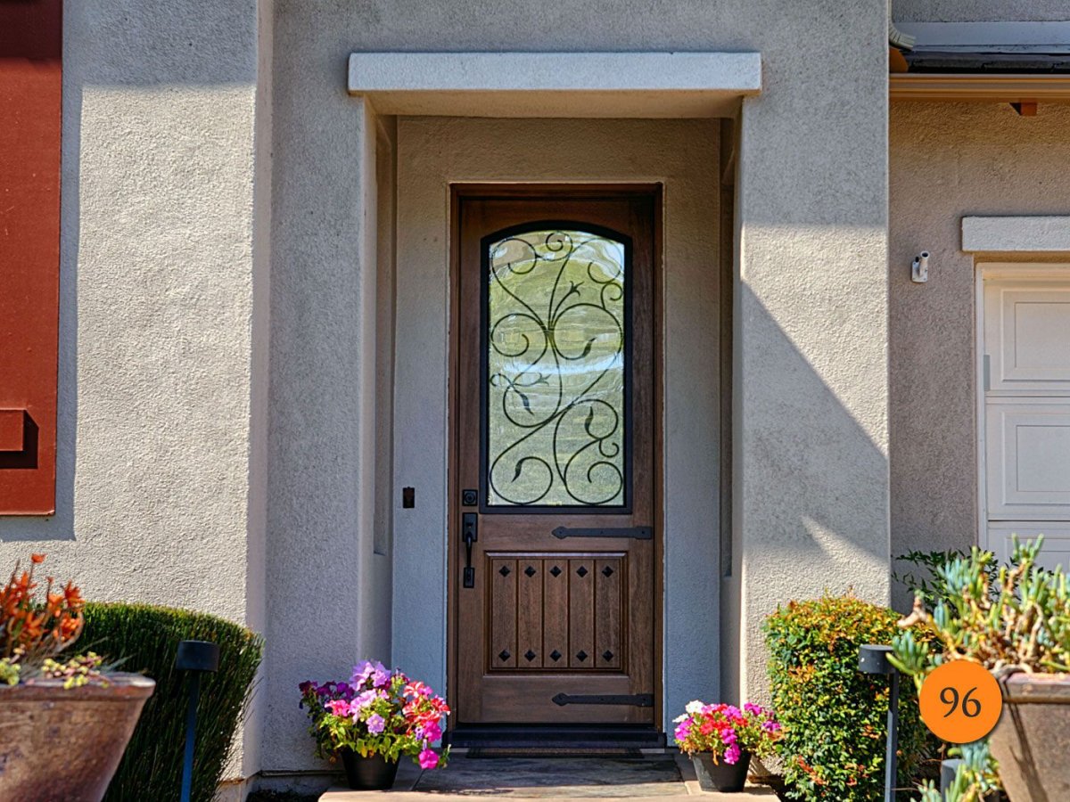 Входная дверь снаружи