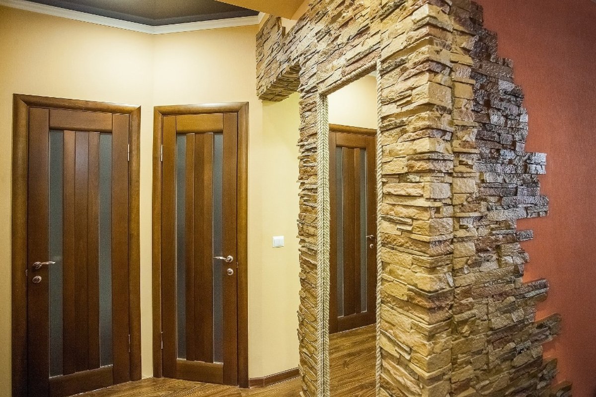 Отделка дверного проема декоративным камнем