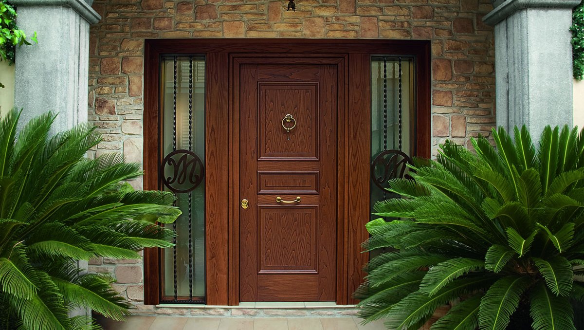 Широкие входные двери в дом