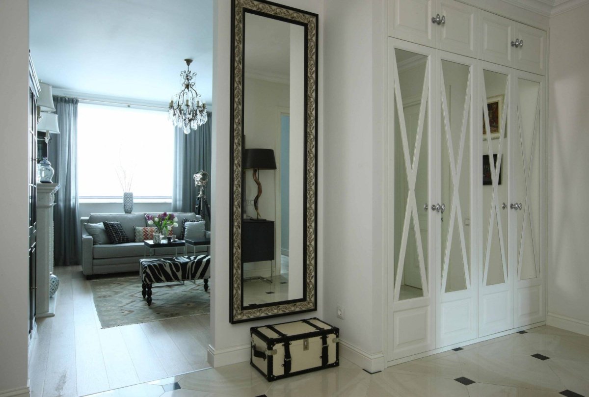Прихожая с большим зеркалом и шкафом