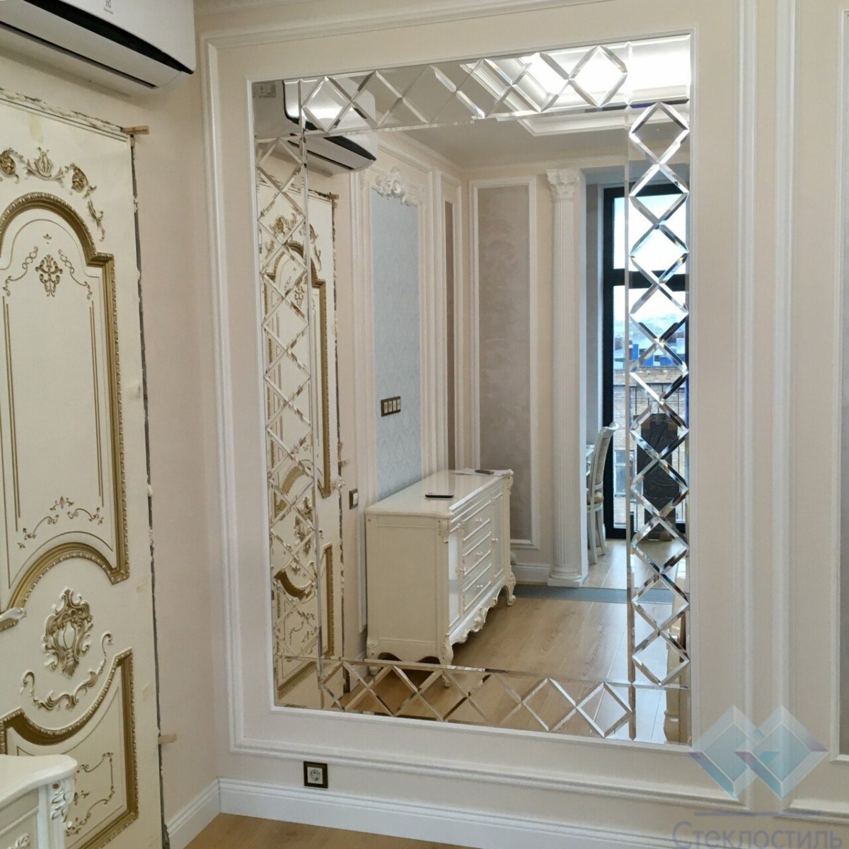Зеркальная стена в прихожей