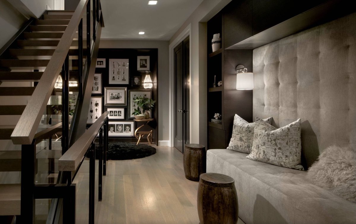 Холл в частном доме в современном стиле